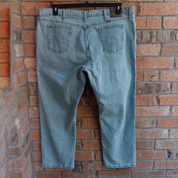 Wrangler Men's Relaxed Fit Jeans with Flex Blue Light Wash Size 44W x 30L - Picture 3 of 16